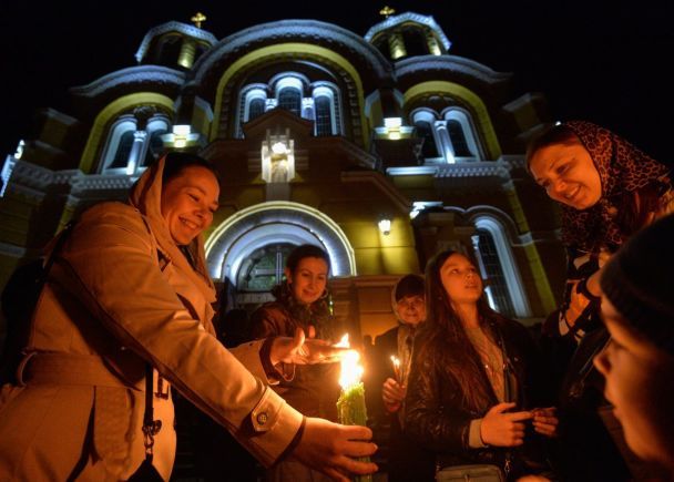 "Божественная тайна": как Владимирский собор встретил Благодатный огонь (фото)