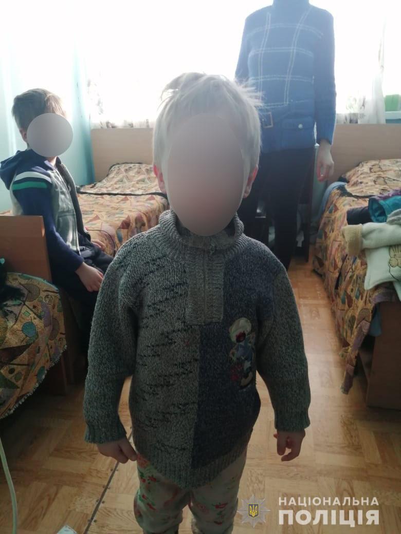 Без їжі і в холоді: під Харковом батьки кинули малюків на дві доби