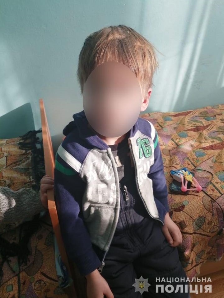 Без їжі і в холоді: під Харковом батьки кинули малюків на дві доби