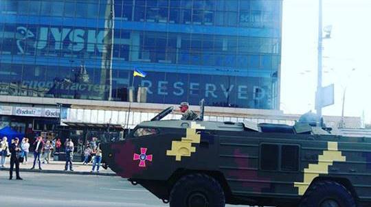 "Красотища!": Киевлян впечатлила военная техника на улицах столицы