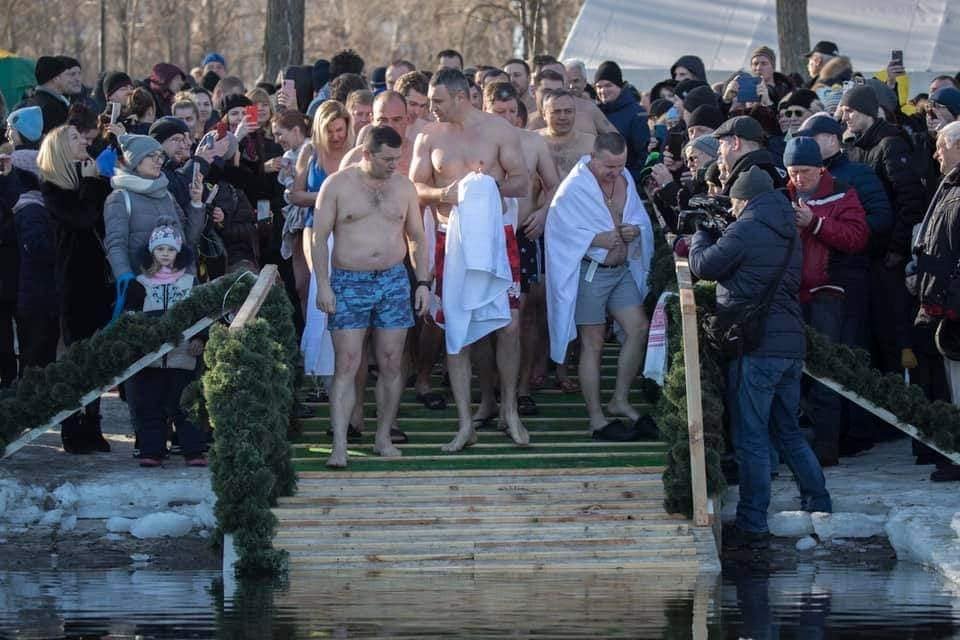 -20 не помеха: как в Киеве на Крещение люди окунаются в ледяную воду (фото)