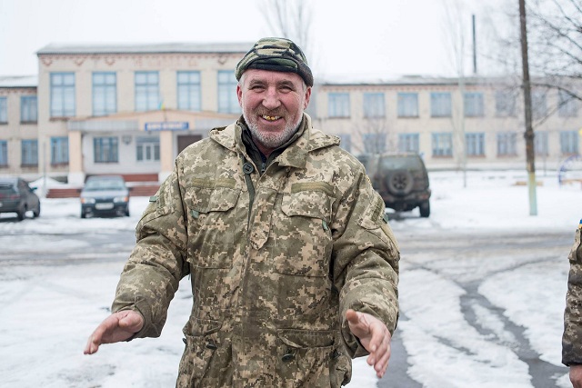 Справжні народні гуляння: бійці ЗСУ влаштували свято Масляної у прифронтовому місті