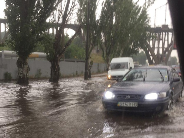 Крупный град и затопленные улицы: на Днепр обрушилась стихия