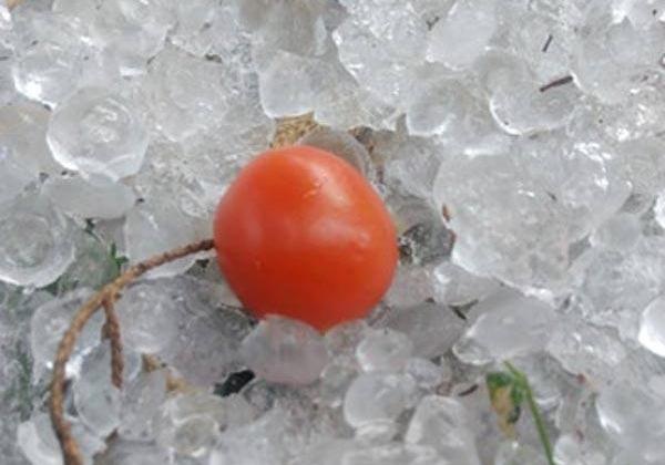 Крупный град и затопленные улицы: на Днепр обрушилась стихия