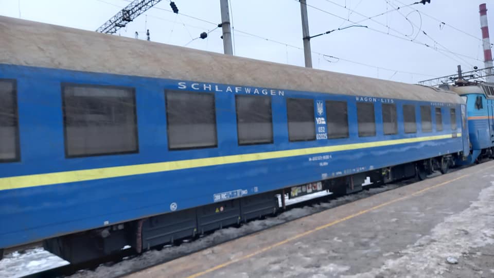 Як виглядають елітні купе в поїздах Укрзалізниці: окремі умивальники і монітори (фото)