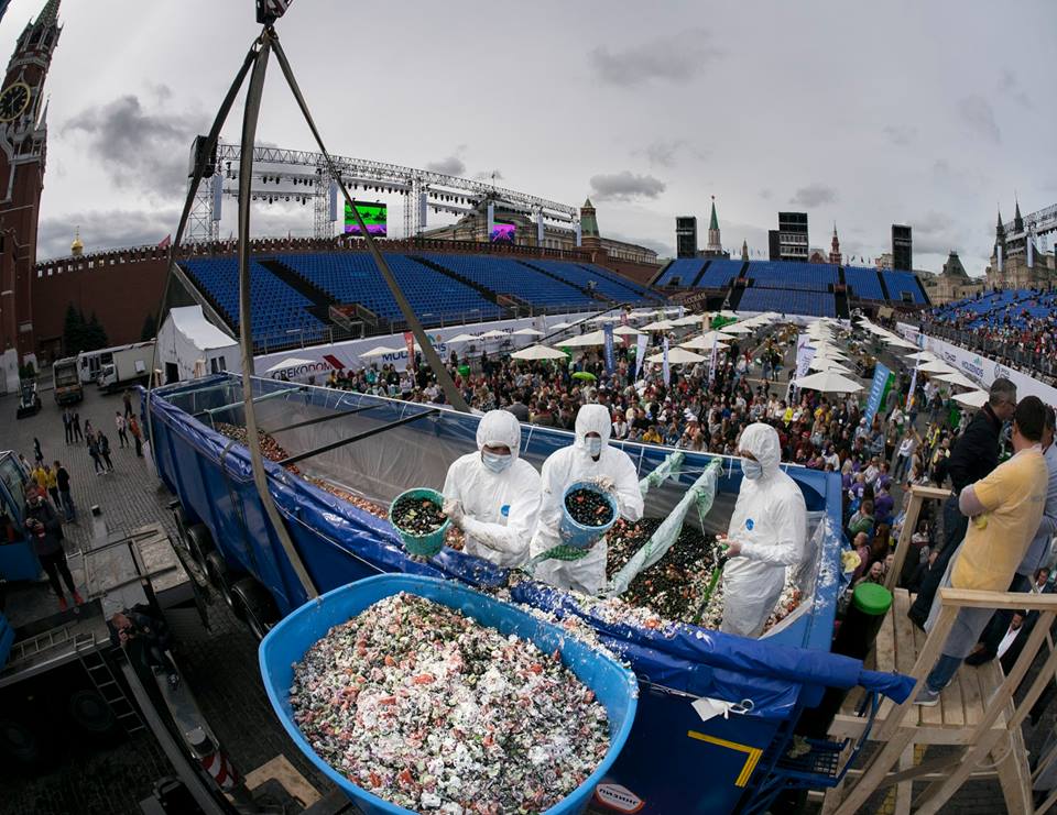В центре Москвы россиянам скормили 20 тонн салата из грузовика Москва, Кремль, салат, фото
