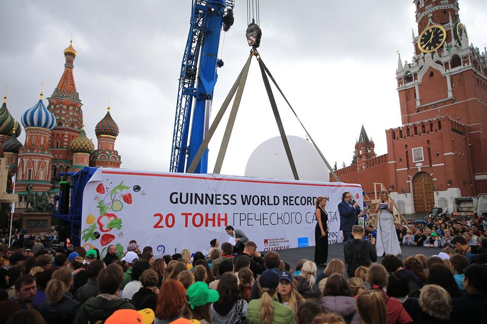 В центре Москвы россиянам скормили 20 тонн салата из грузовика Москва, Кремль, салат, фото