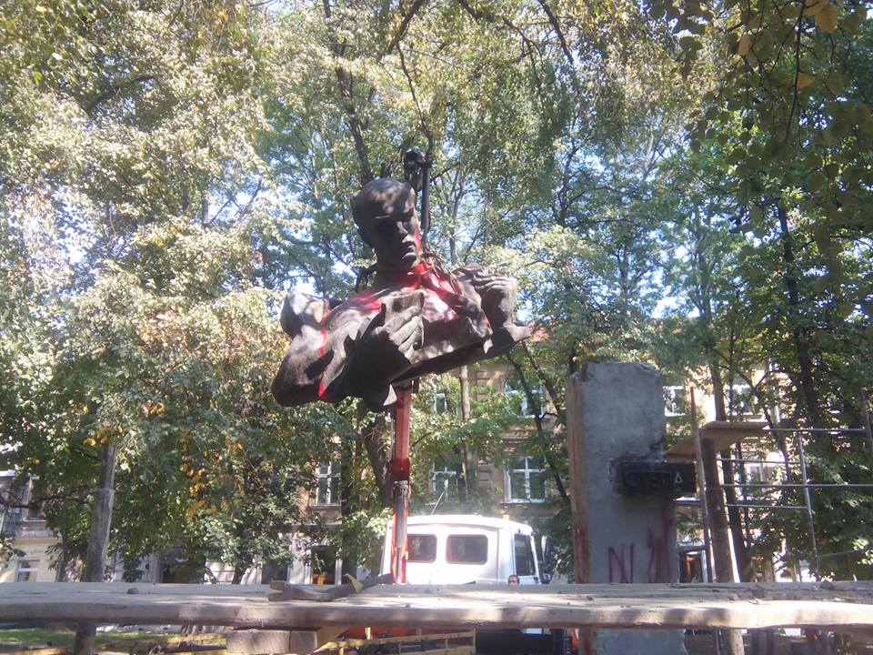 Во Львове демонтировали памятник советскому писателю Тудору
