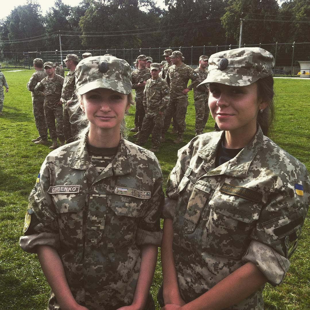 Краса врятує світ: 14 фото найвідважніших дівчат-захисниць України