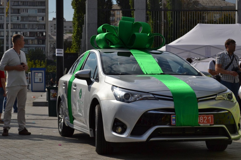 Украинским чемпионам Рио вручили авто и квартиру