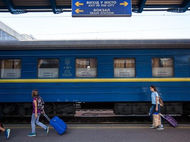 Укрзалізниці дозволили пускати у потяги не всіх пасажирів: в чому причина