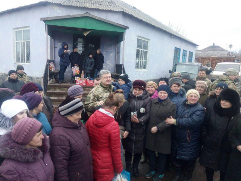 Порошенко вручил награды бойцам, которые возвращали украинские села в Луганской области