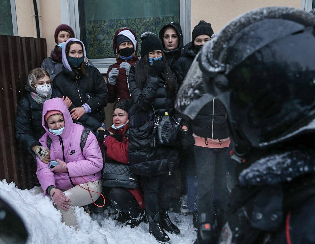 Загнали жінок і дітей: в мережі спливли жорсткі фото затримання людей на протестах у Москві
