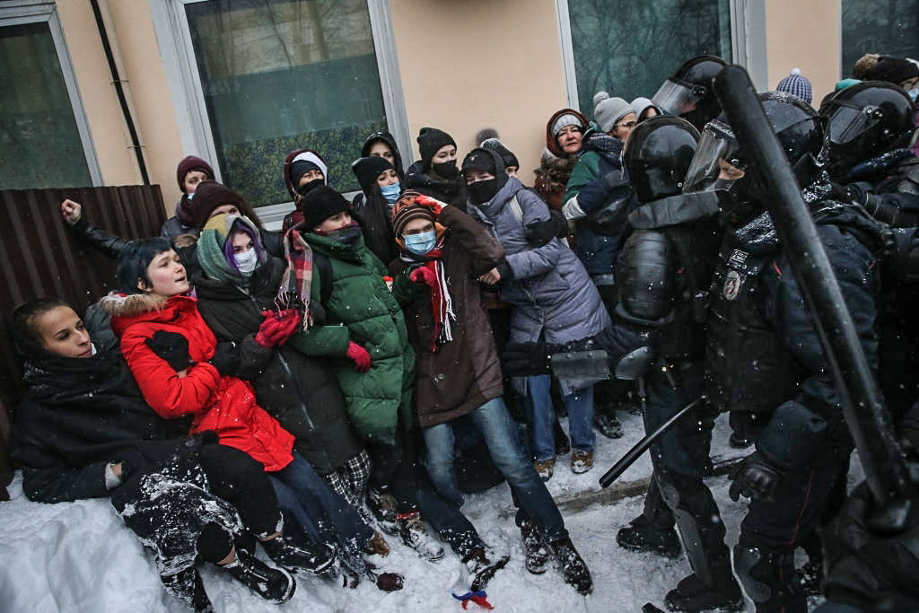 Загнали жінок і дітей: в мережі спливли жорсткі фото затримання людей на протестах у Москві