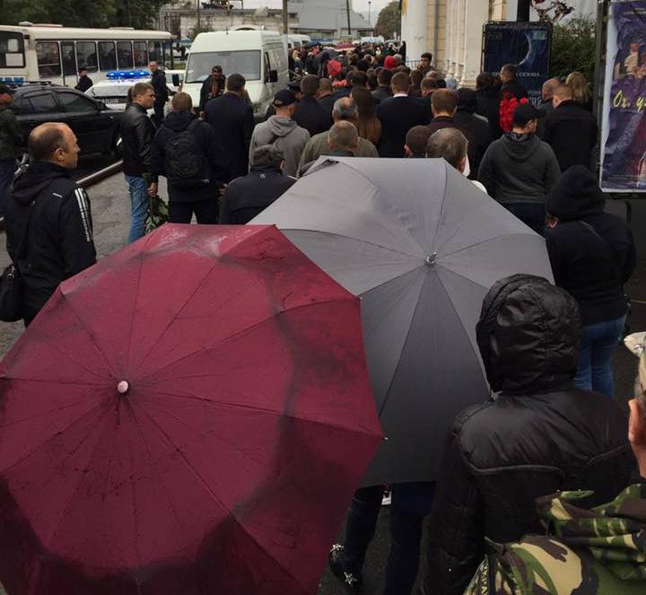 У Дніпрі на похорон патрульних прийшли сотні людей