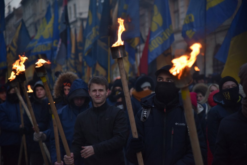 До річниці загибелі Шухевича: у Львові провели ходу під антипольськими гаслами (відео)