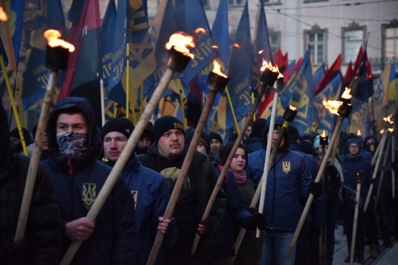 До річниці загибелі Шухевича: у Львові провели ходу під антипольськими гаслами (відео)