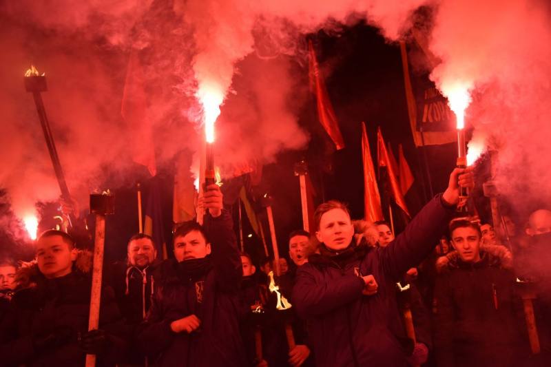 До річниці загибелі Шухевича: у Львові провели ходу під антипольськими гаслами (відео)