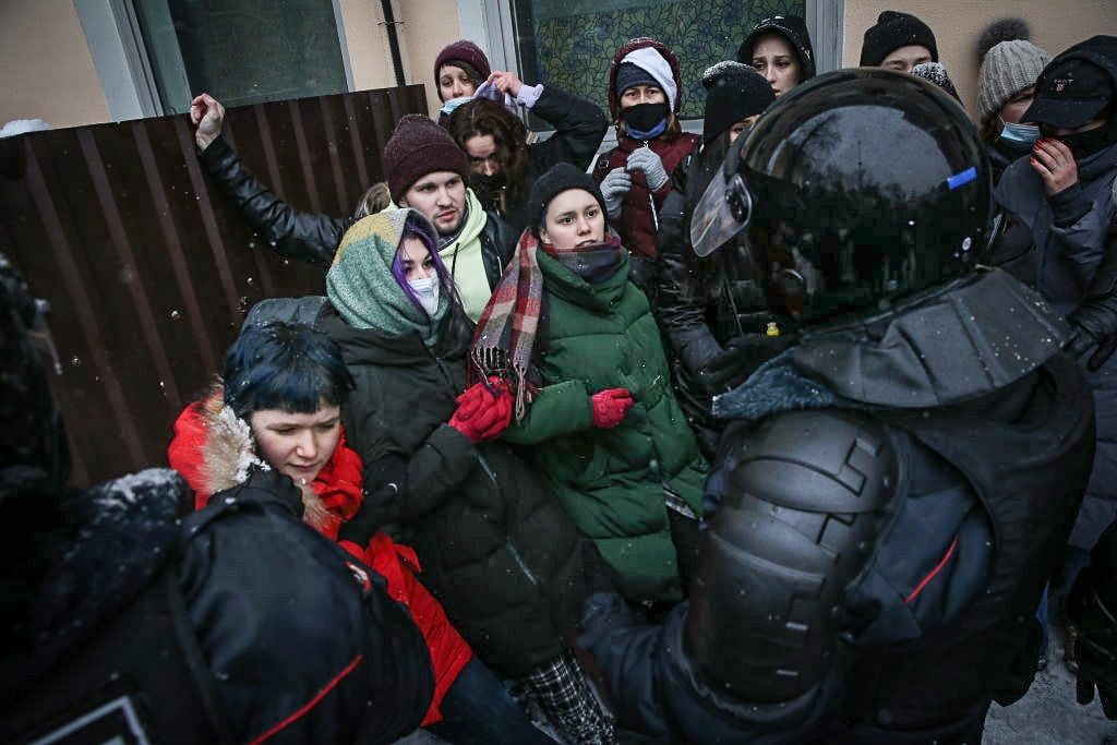 Загнали жінок і дітей: в мережі спливли жорсткі фото затримання людей на протестах у Москві