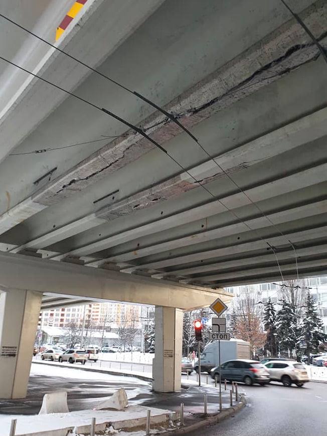 В Киеве "устал" еще один мост: весь пошел огромными трещинами