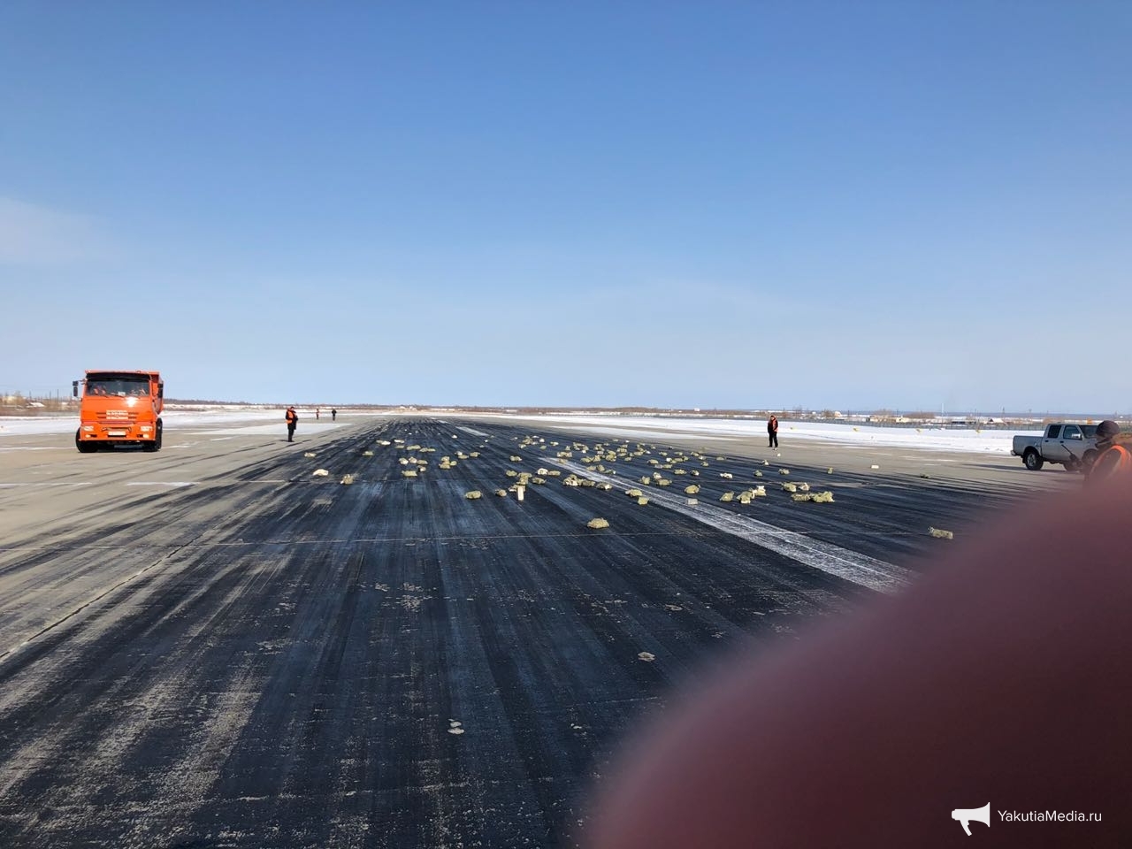 Дорогоцінний вантаж: в Росії з літака випало золото, платина і діаманти