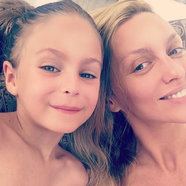Оля Полякова с дочкой