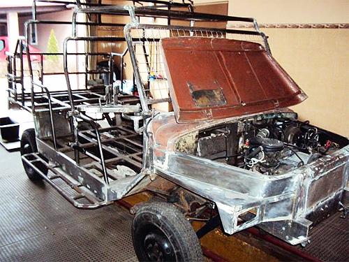 Киевские волонтеры построили на базе "ЛуАЗ" транспорт для оперативной эвакуации раненных с поля боя