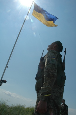 Военнослужащие подняли украинский флаг на границе с Крымом