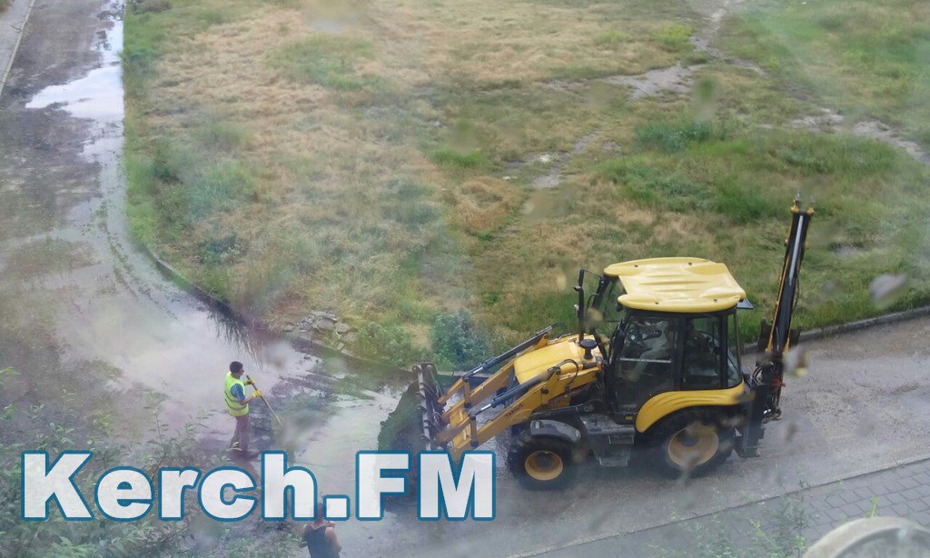 "Что мне снег, что мне зной": в Крыму укладывают асфальт во время ливня