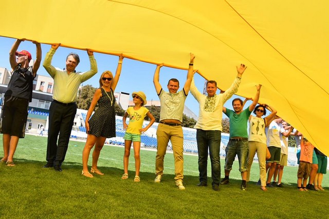 В Херсоне развернули самый большой флаг Украины в мире