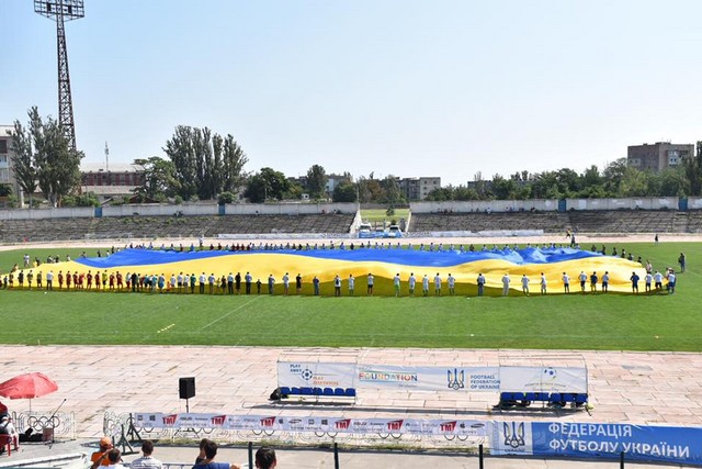 В Херсоне развернули самый большой флаг Украины в мире