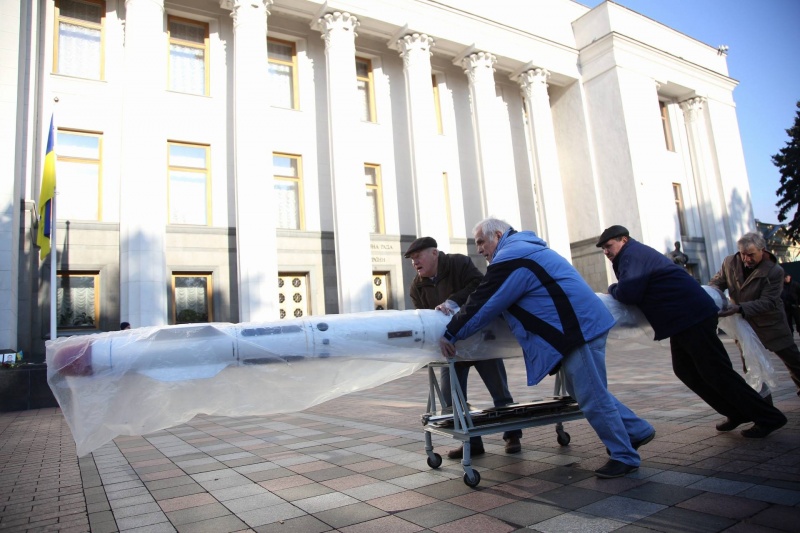 Улетим мы от вас: в Раду привезли украинские ракеты