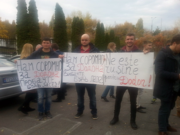 "Нам соромно за Додона": молдовани чуттеєво вибачилися перед українцями