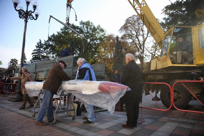 Улетим мы от вас: в Раду привезли украинские ракеты