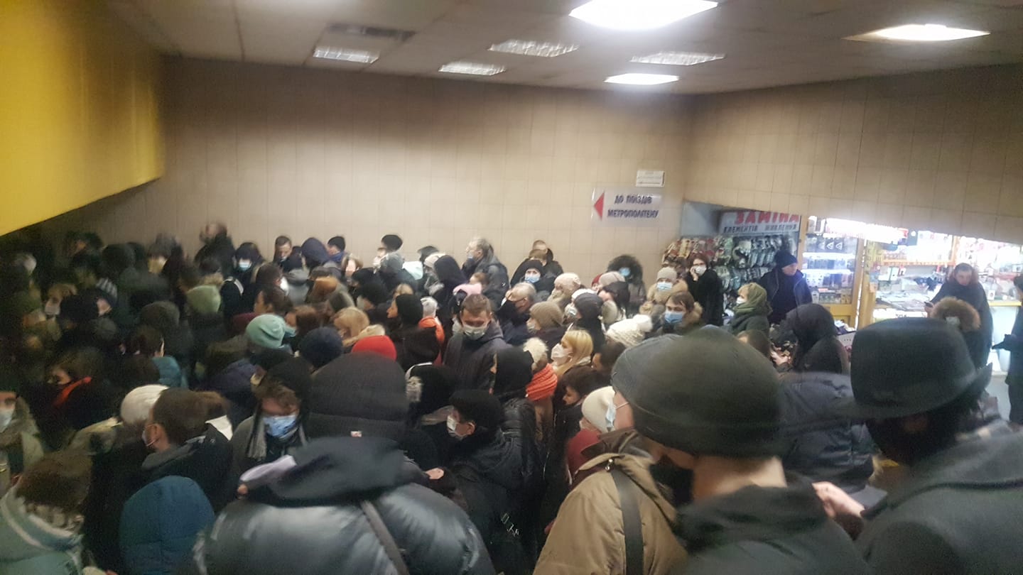 У метро Києва – колапс, люди злі: відео з "Контрактової площі"