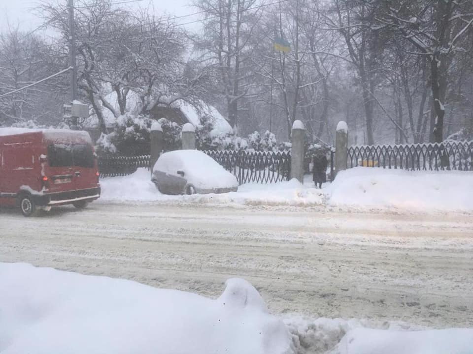 Снежный коллапс во Львове: город продолжает засыпать снегом пятый день (фото)