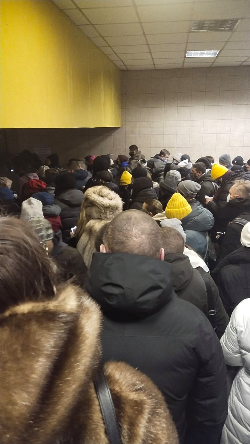 У метро Києва – колапс, люди злі: відео з "Контрактової площі"