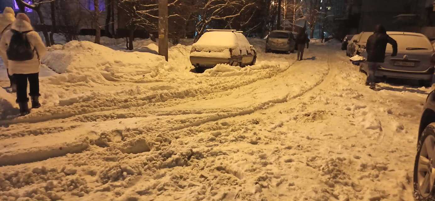 Снежный коллапс во Львове: город продолжает засыпать снегом пятый день (фото)