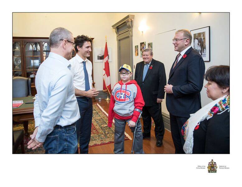 Искалеченный на Донбассе мальчик встретился с Джастином Трюдо