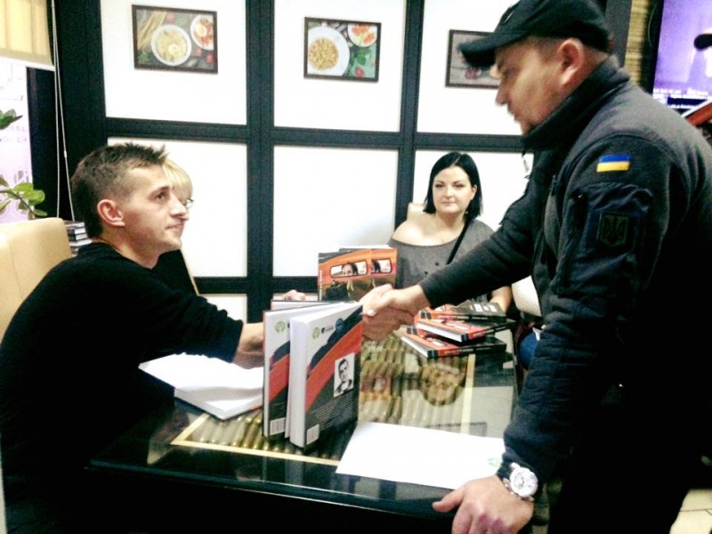 "Психи двох морів": боєць АТО презентував книгу про війну на Донбасі
