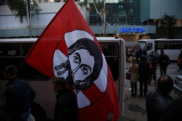 "Інтер" знову пізнав гнів патріотів: активісти хочуть знести паркан біля офісу телеканалу