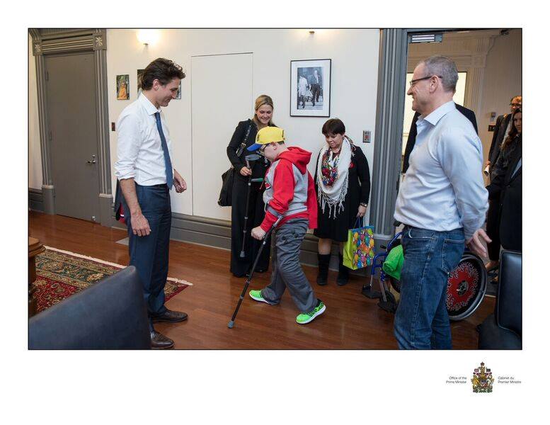 Искалеченный на Донбассе мальчик встретился с Джастином Трюдо