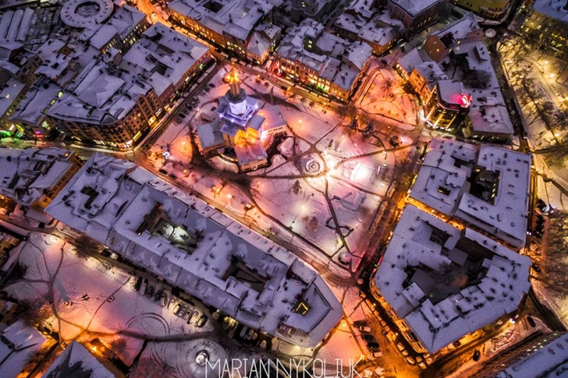 Живописная зима: Ивано-Франковск показали с высоты птичьего полета