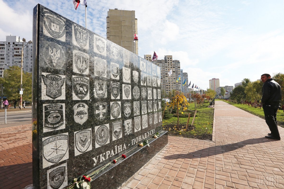 У Києві з'явився пам'ятник &quot;Героям-добровольцям АТО&quot;