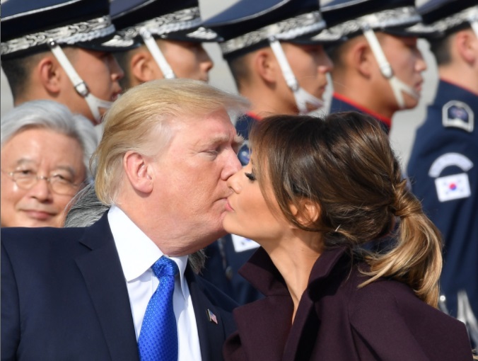 Меланія і Дональд Трамп продемонстрували свою любов під час офіційного візиту до Сеулу (фото)