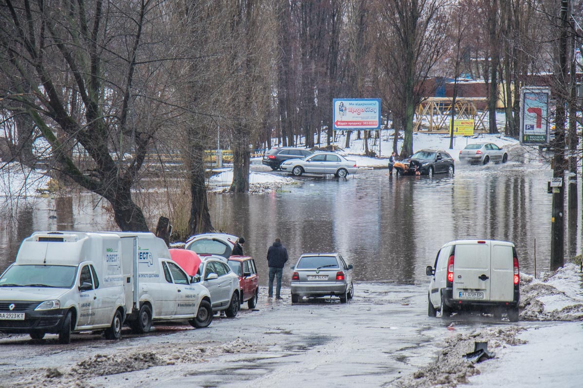 В Киеве затопило улицу, машины вытаскивали из воды (видео)