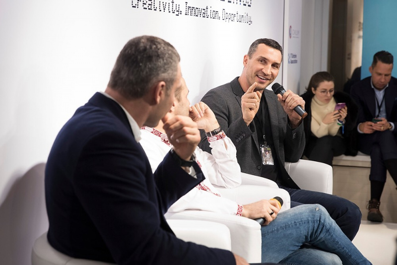 Братьям Кличко в Давосе вручили Специальную награду