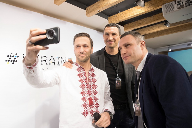 Братьям Кличко в Давосе вручили Специальную награду