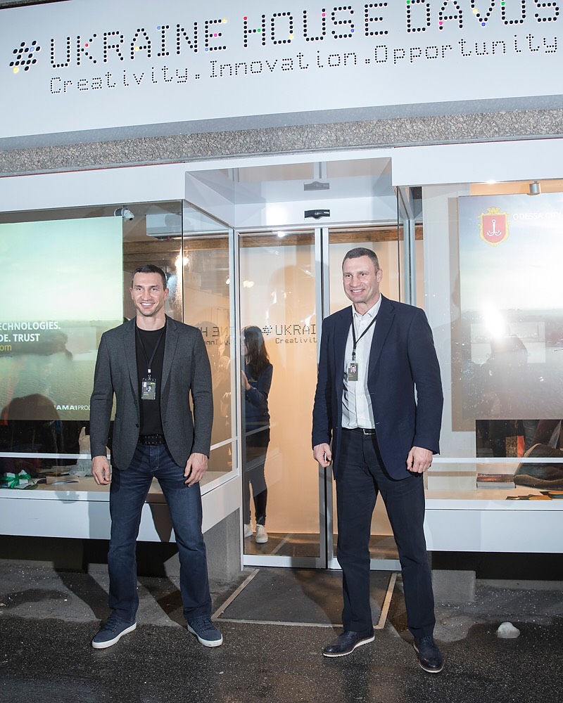 Братьям Кличко в Давосе вручили Специальную награду