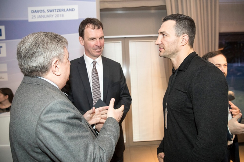 Братьям Кличко в Давосе вручили Специальную награду